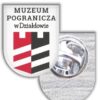 Pins z logo muzeum zapinany na motylek